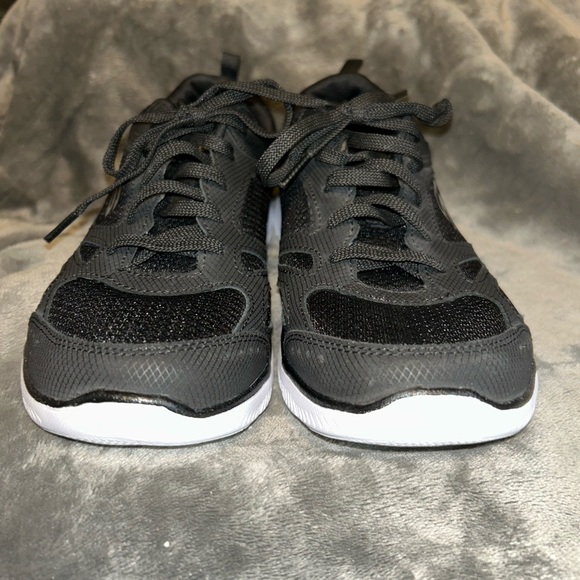 Skechers Women’s like New Memory Foam Black and White Sneakers, Size 8.5 - Picture 6 of 9